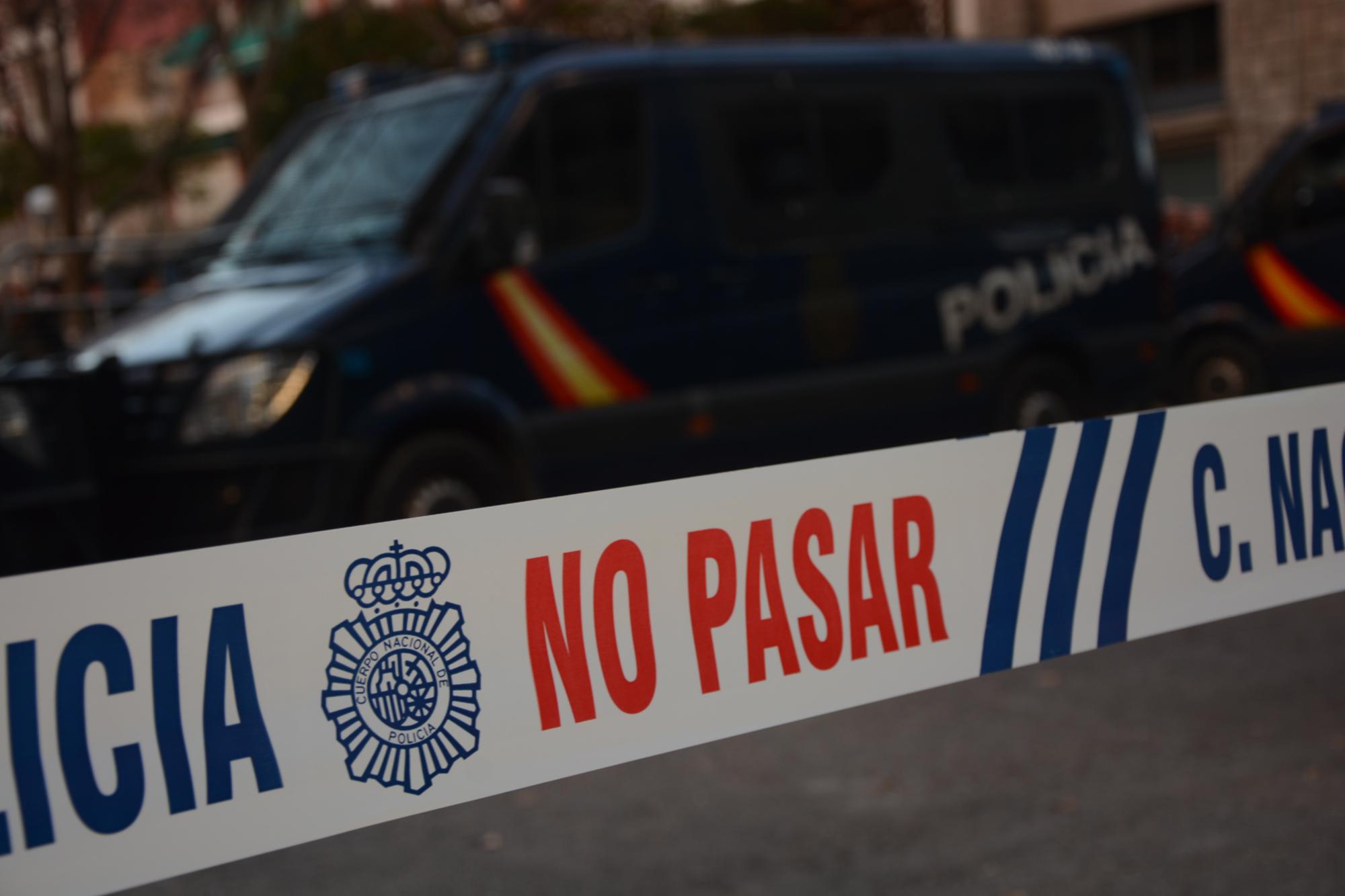 Lateral de coche policial con una cinta de 