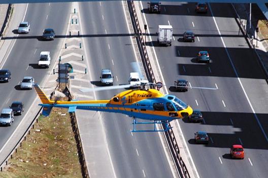 Helicóptero de tráfico sobrevolando varías vías