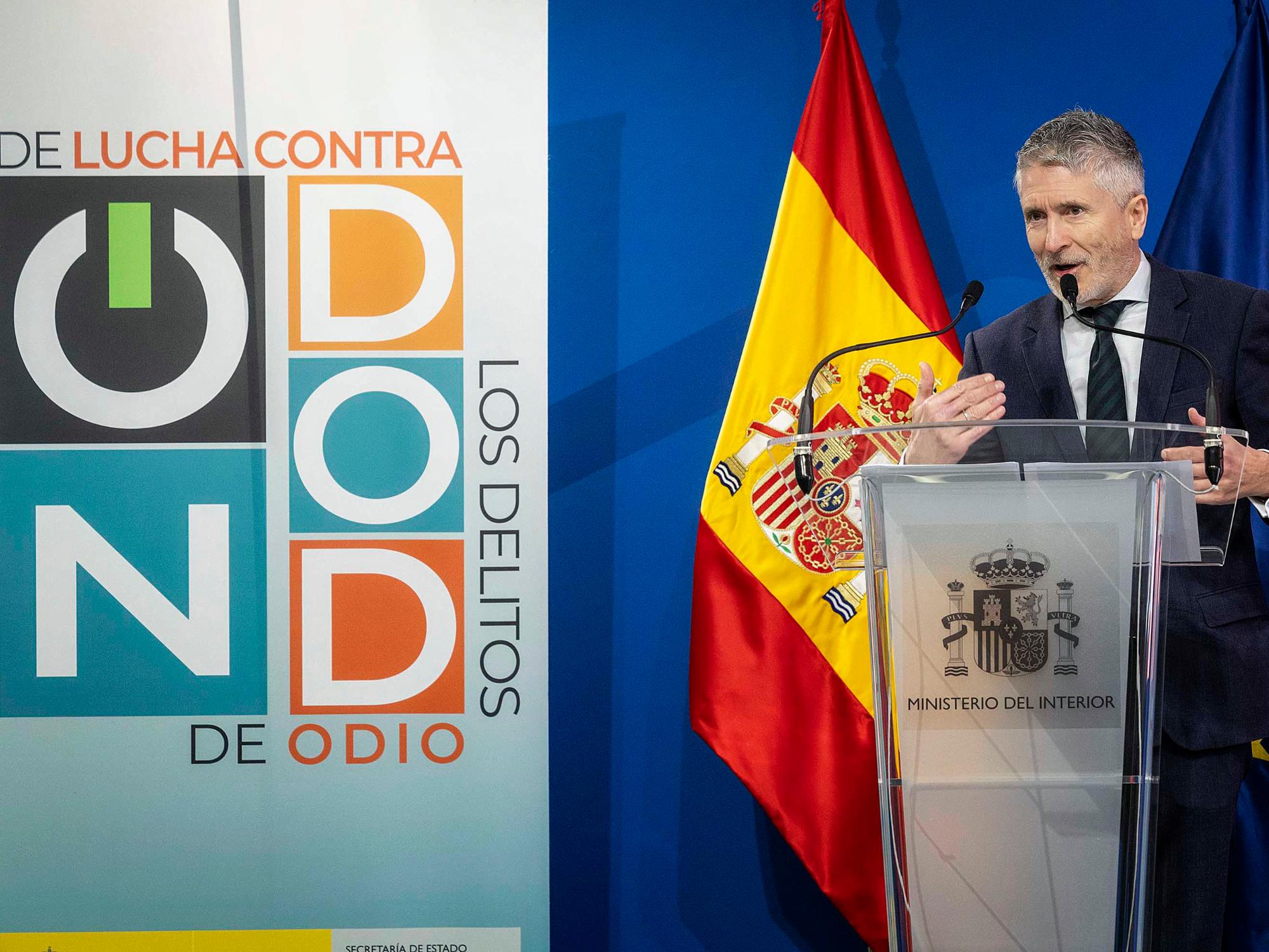 El ministro Fernando Grande-Marlaska se dirige al público asistente desde el atril.