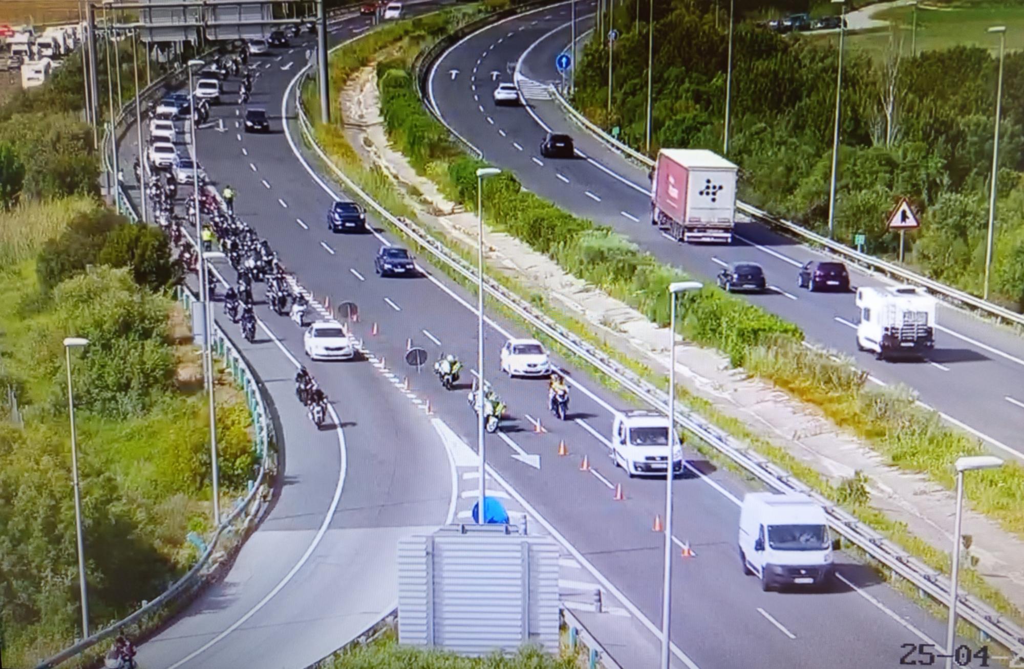 Circulación de vehículos por carretera con dispositivo policial de control de tráfico en acceso a GP motociclismo de Jérez