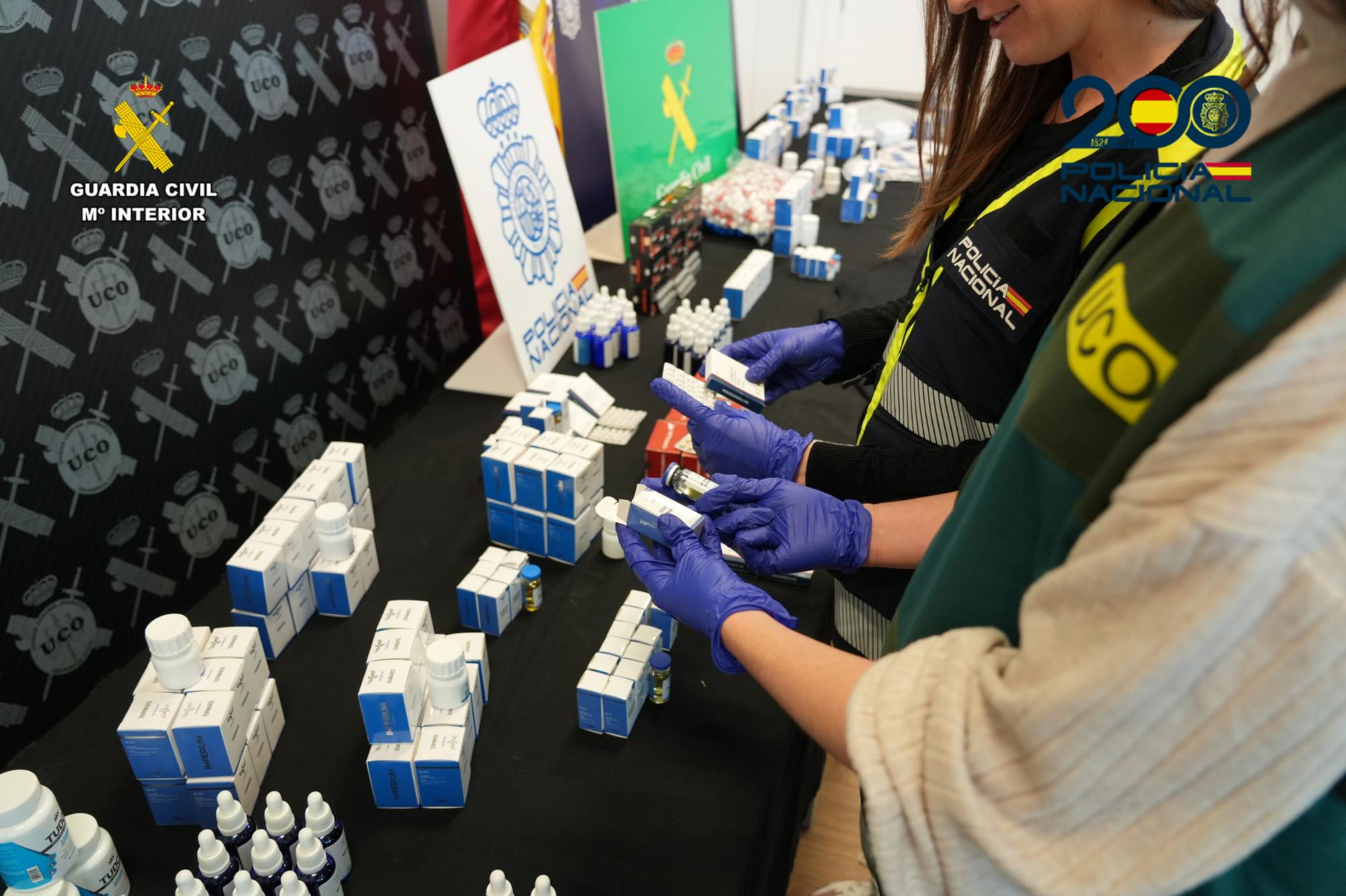 Agentes manipulando medicamentos en un laboratorio