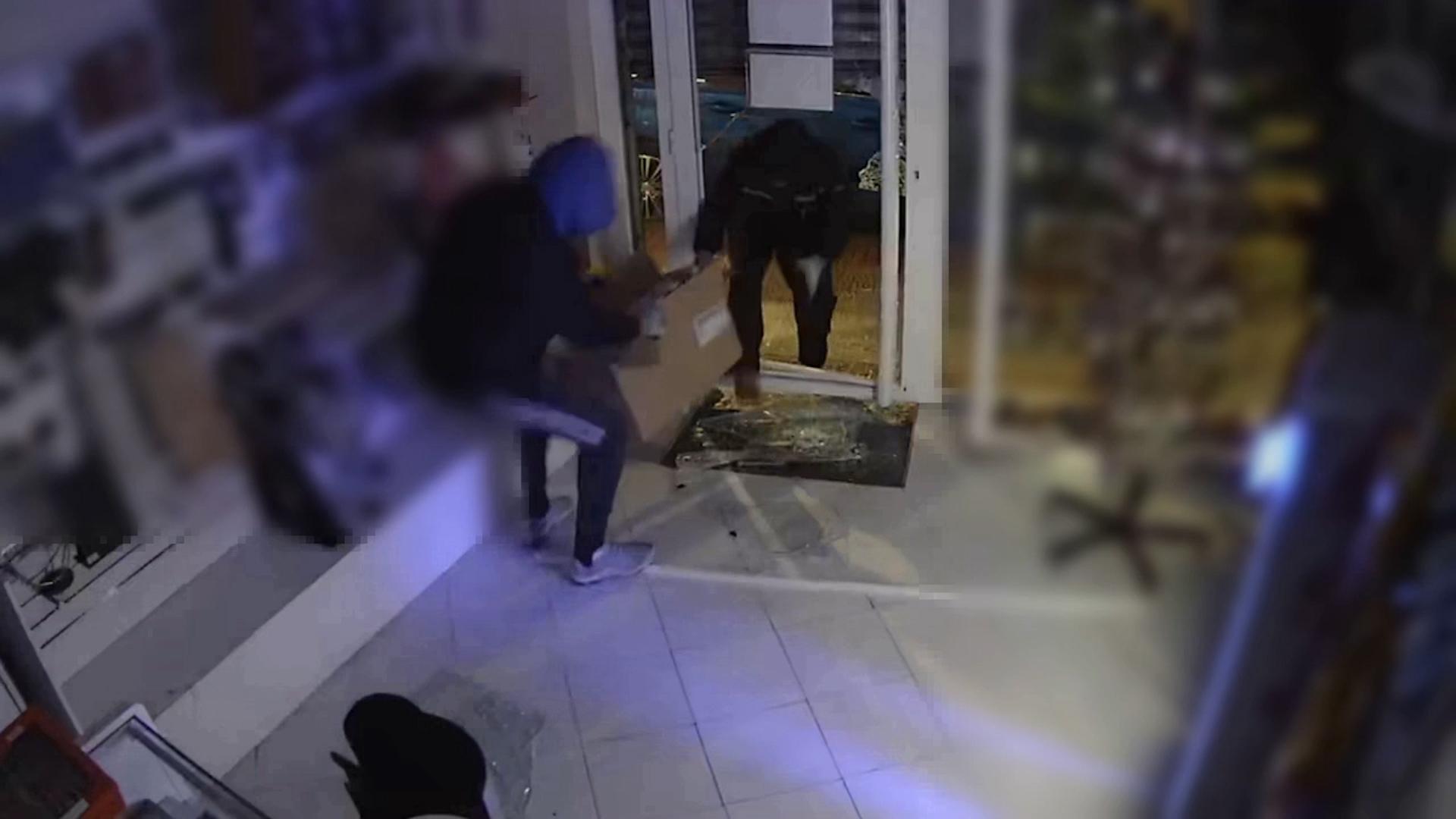 Imagenes de la camara de un local donde se observa como dos personas están robando en un establecimiento