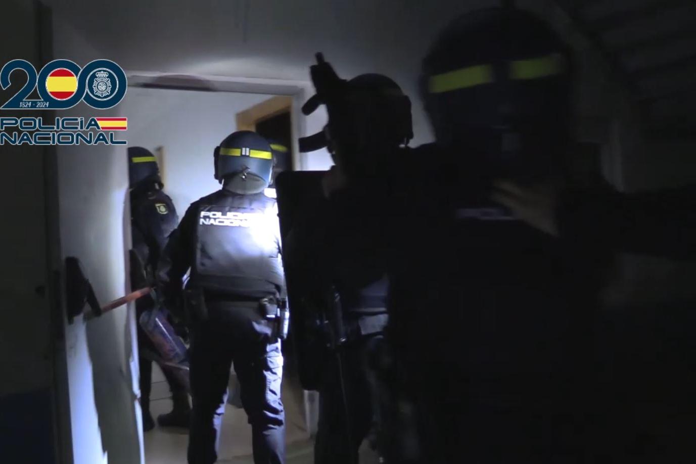 Imagen de los agentes de la policía nacional en el momento de entrada  y registro del  hotel en la localidad de Sagunto donde  las víctimas vivían en pésimas condiciones de vida, careciendo de agua para asearse