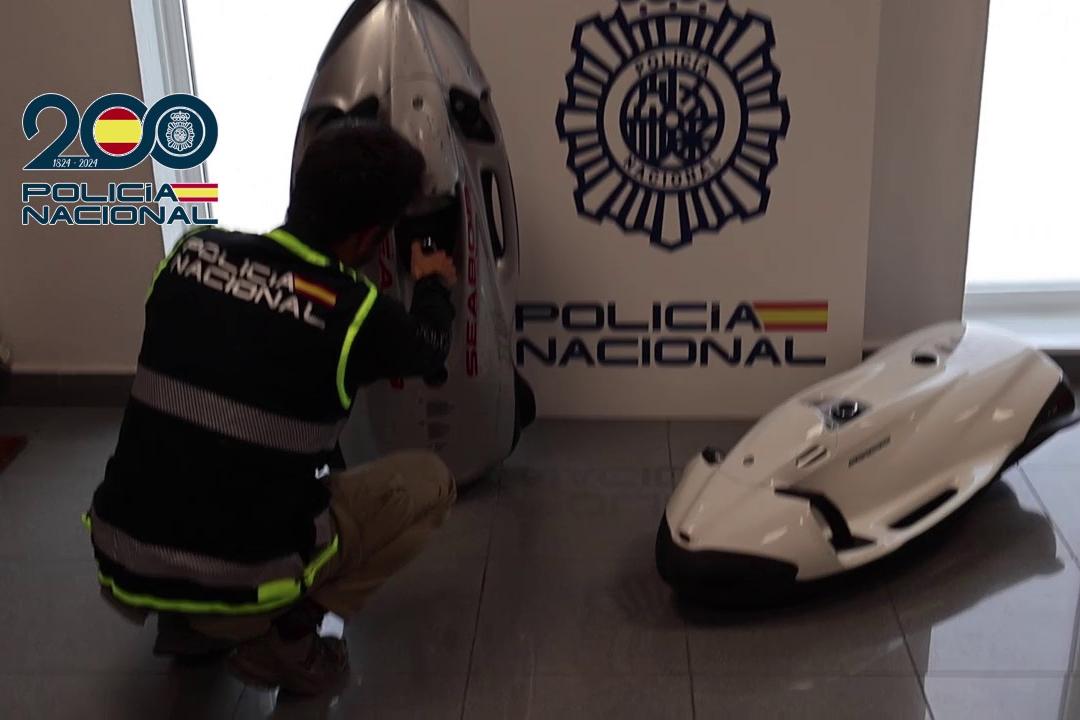 Uno de los agentes revisa uno de los dispositivos 