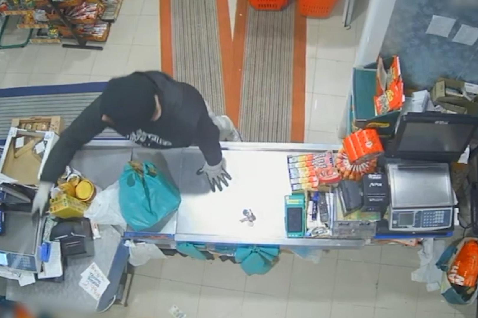 Imagen de una cámara en el interior de un local durante uno de los robos donde se ve a uno de los ladrones