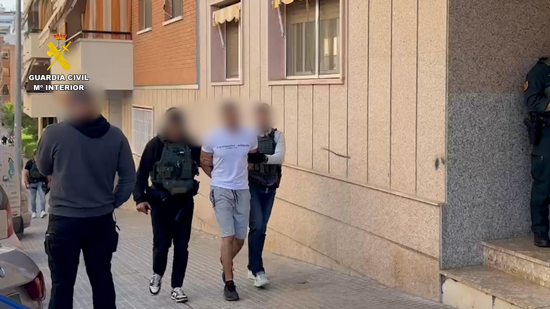 Agentes de la Guardia Civil con el detenido por adoctrinamiento terrorista